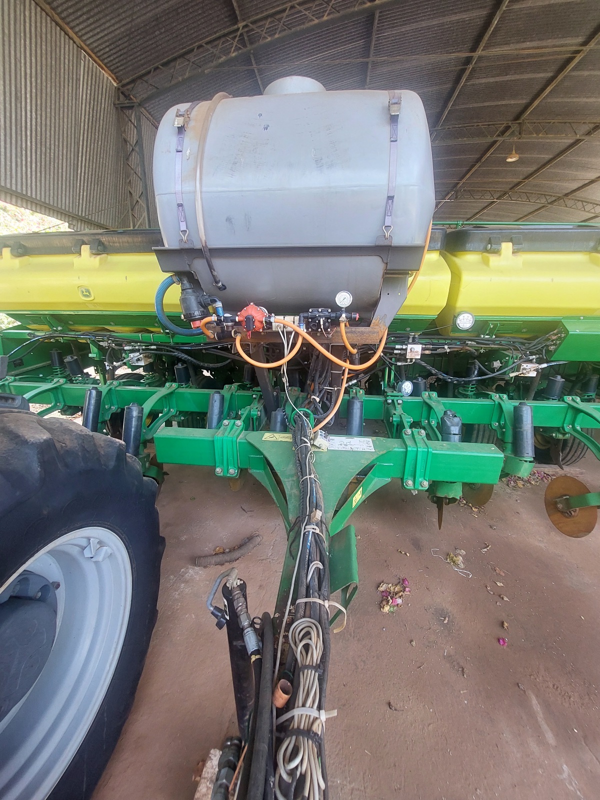 Plantadeira  JOHN DEERE mod. 2113 CCS - 12 linhas, ano 2017, a vácuo, completa.