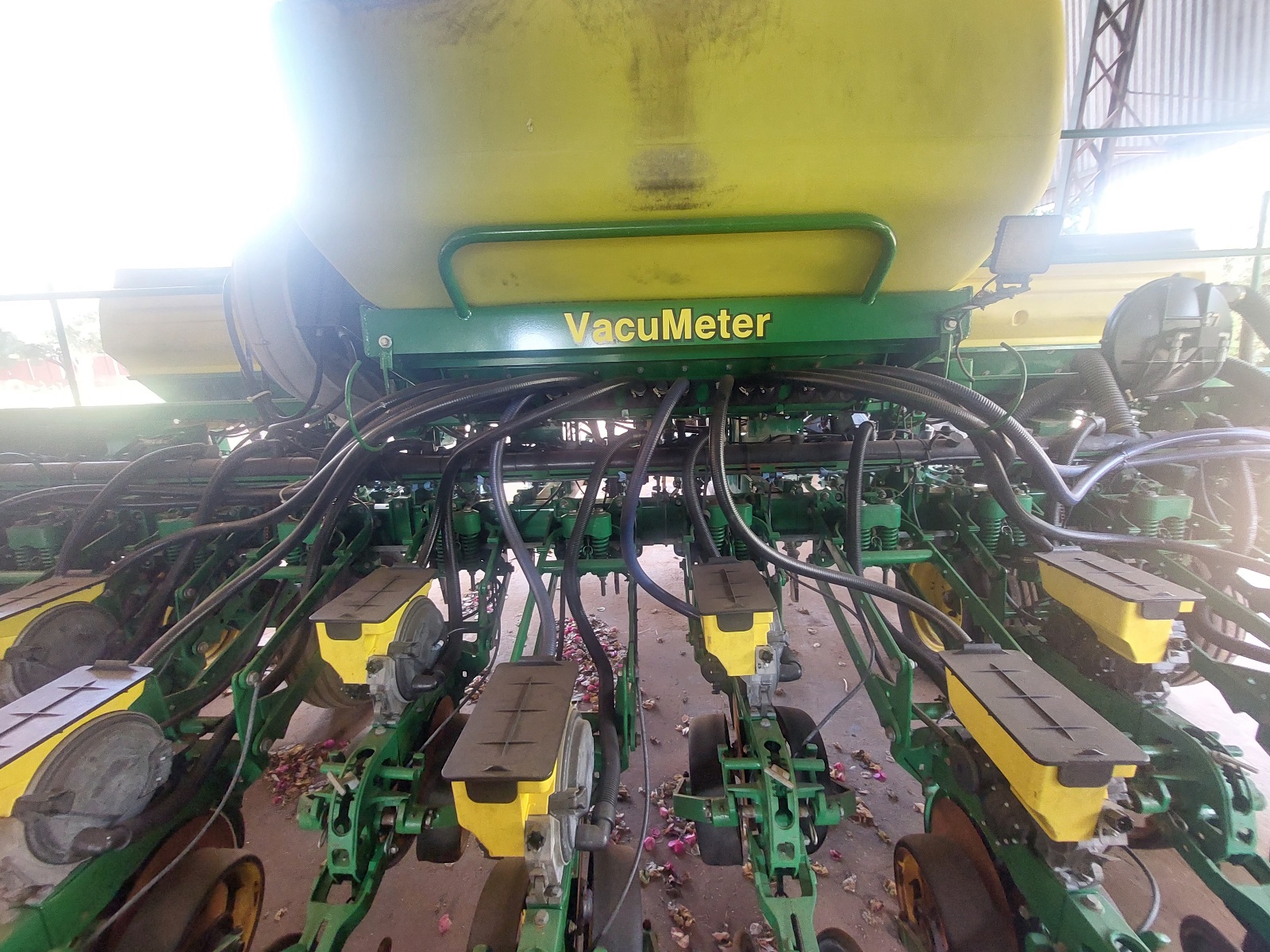 Plantadeira  JOHN DEERE mod. 2113 CCS - 12 linhas, ano 2017, a vácuo, completa.