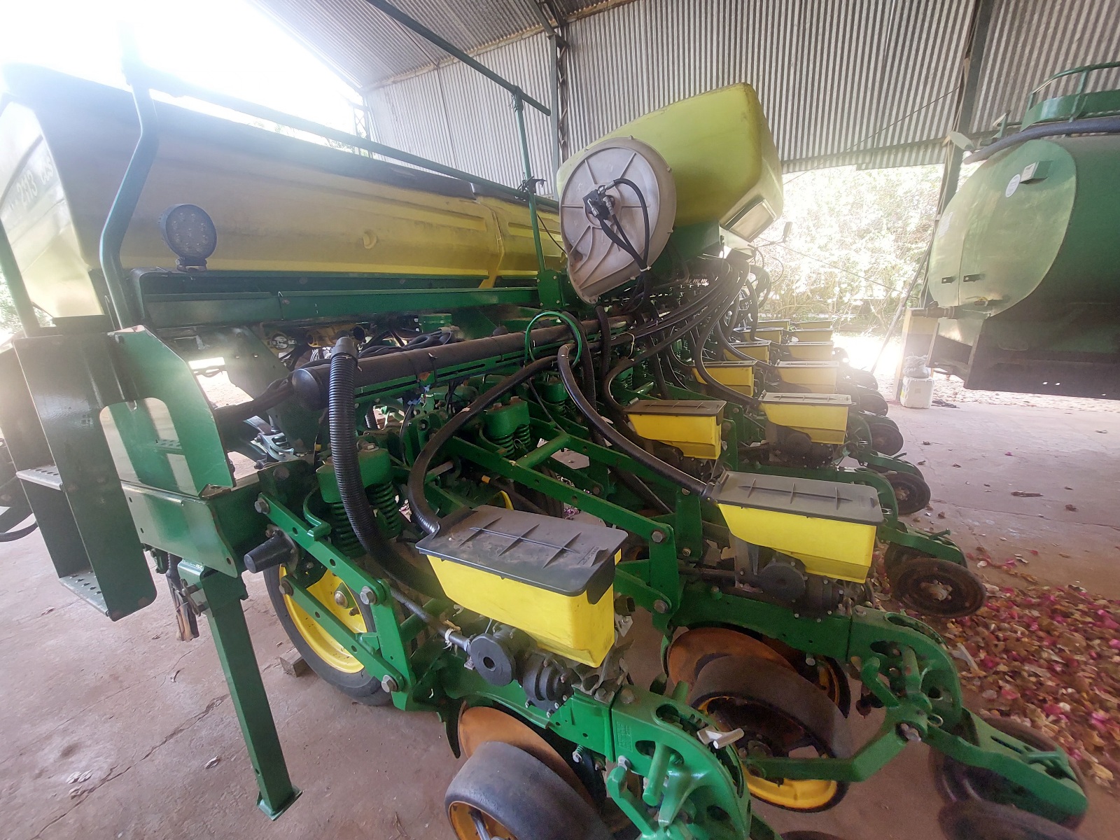 Plantadeira  JOHN DEERE mod. 2113 CCS - 12 linhas, ano 2017, a vácuo, completa.