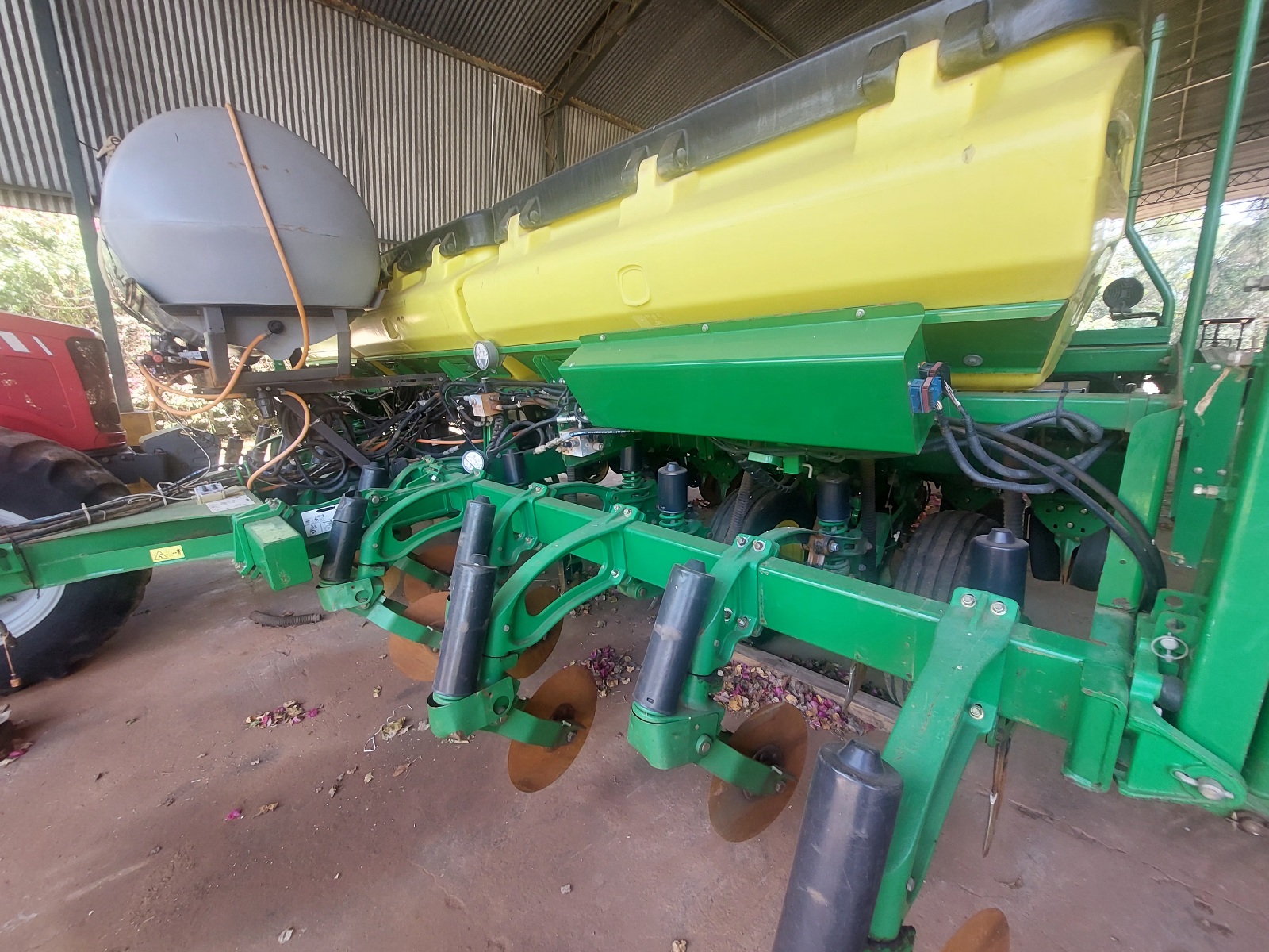 Plantadeira  JOHN DEERE mod. 2113 CCS - 12 linhas, ano 2017, a vácuo, completa.