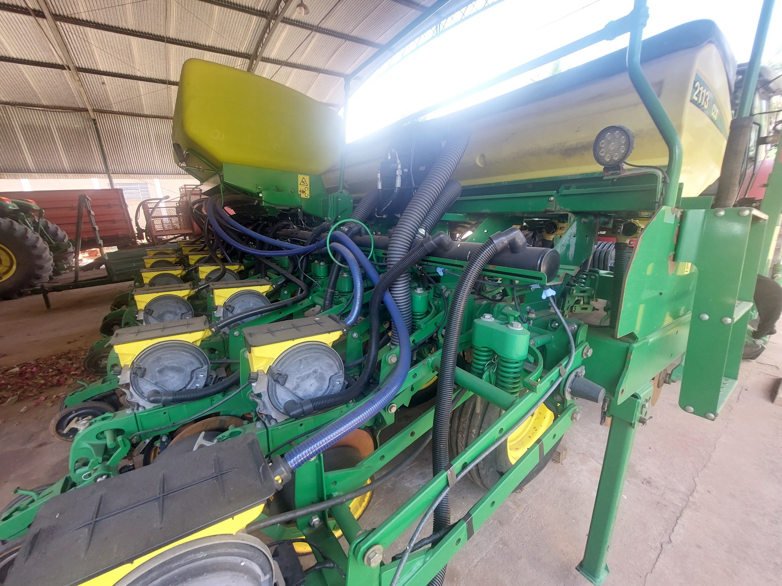 Plantadeira  JOHN DEERE mod. 2113 CCS - 12 linhas, ano 2017, a vácuo, completa.