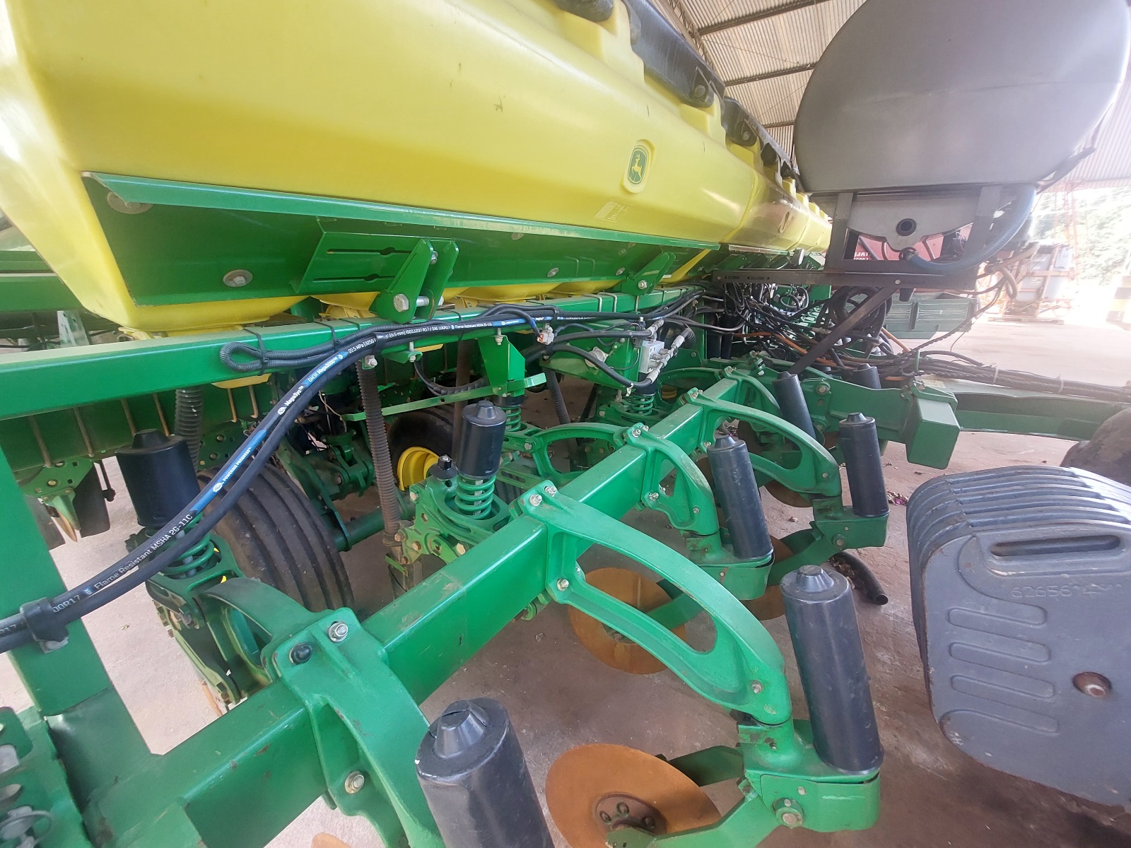 Plantadeira  JOHN DEERE mod. 2113 CCS - 12 linhas, ano 2017, a vácuo, completa.